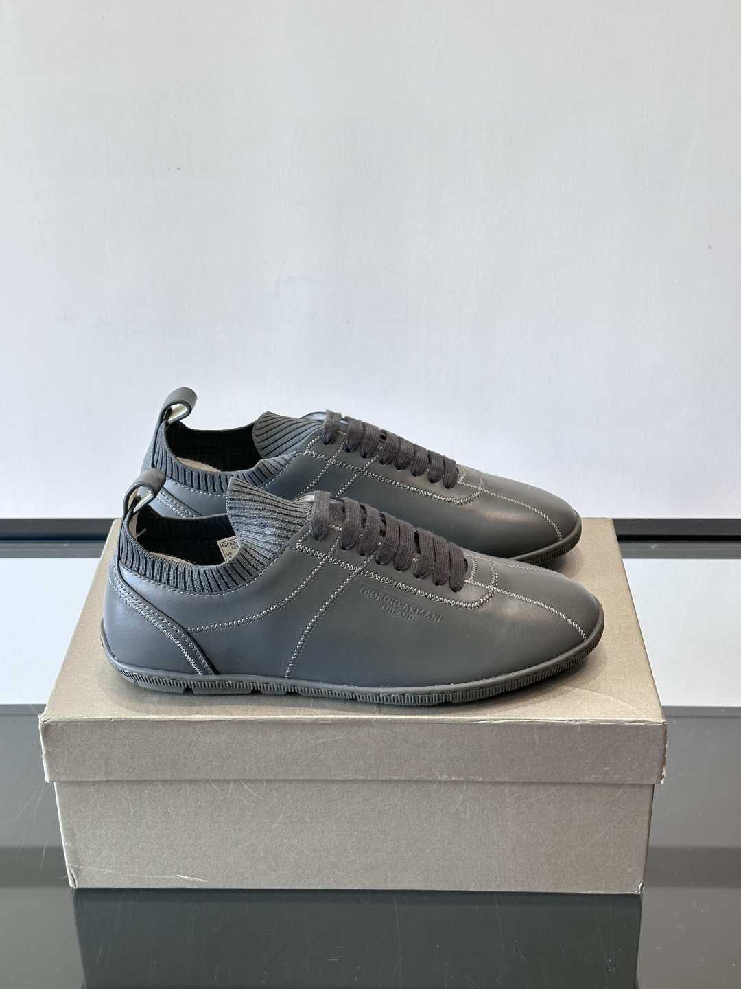 NO:587176,Giorgio Armani men's casual sports shoes are made of high-quality cowhide + knitted splicing, which are simple, elegant and practical. The rubber soles are non-slip and wear-resistant, suitable for commuting and casual wear. The insoles are soft and comfortable to wear, and the heel is slightly higher by about 1.5cm, which is a bonus for modifying the shape of the legs. The color is versatile, and it is very energetic with any trousers in spring and summer. It is low-key and high-end. It is an ideal choice for urban commuting and leisure occasions!  , size39-44 (45 customized), Armani casual shoes, armani, armani, sneakers, cowhide19860909Giorgio Armani男士休闲运动鞋,选用优质牛皮＋针织拼接,简约优雅又实用.橡胶鞋底防滑耐磨,适合通勤和休闲穿搭.鞋垫柔软,穿着舒适,后跟微增高约1.5cm,修饰腿型超加分.配色百搭,春夏季节随便配裤装都很有活力,低调又高级,是都市通勤和休闲场合的理想选择！ ,size39-44（45定做）,阿玛尼 休闲鞋,armani,armani,sneakers,cowhide,Men's shoes