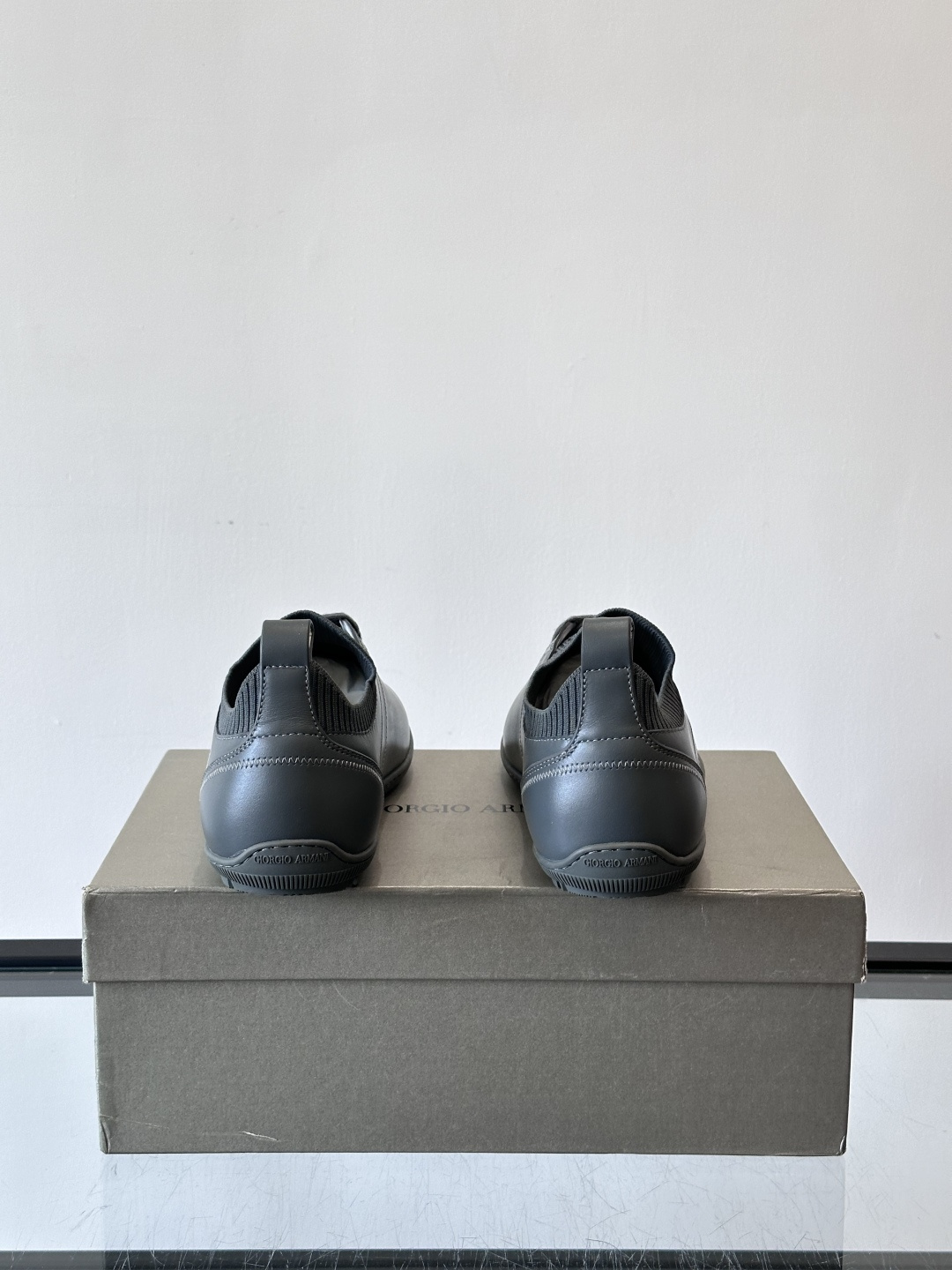 Giorgio Armani男士休闲运动鞋，选用优质牛皮＋针织拼接，简约优雅又实用。橡胶鞋底防滑耐磨，适