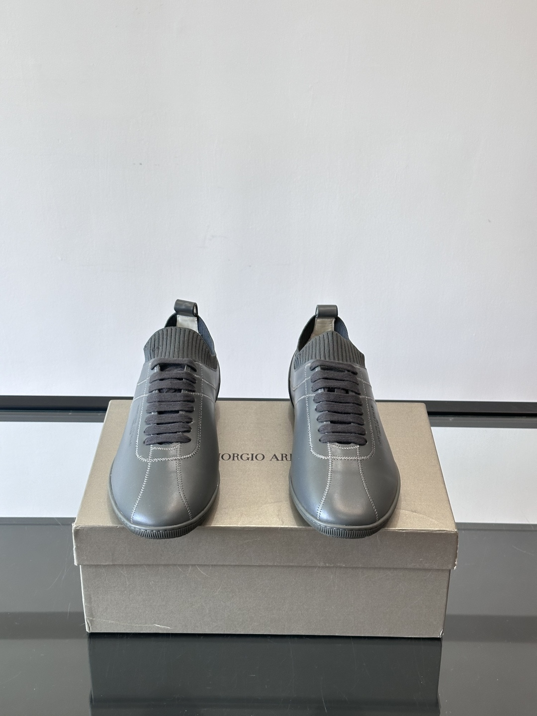 Giorgio Armani男士休闲运动鞋，选用优质牛皮＋针织拼接，简约优雅又实用。橡胶鞋底防滑耐磨，适