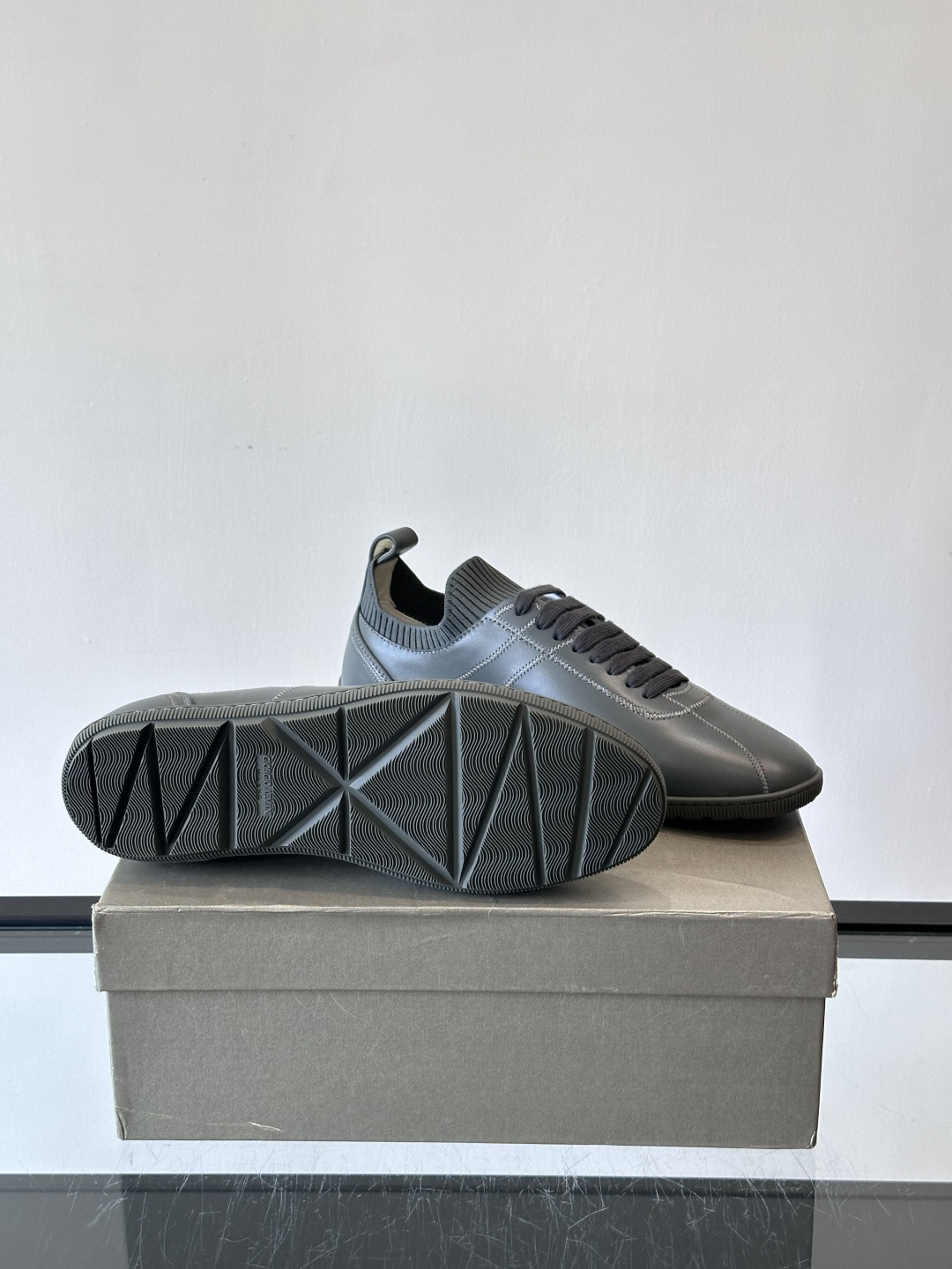 Giorgio Armani男士休闲运动鞋，选用优质牛皮＋针织拼接，简约优雅又实用。橡胶鞋底防滑耐磨，适