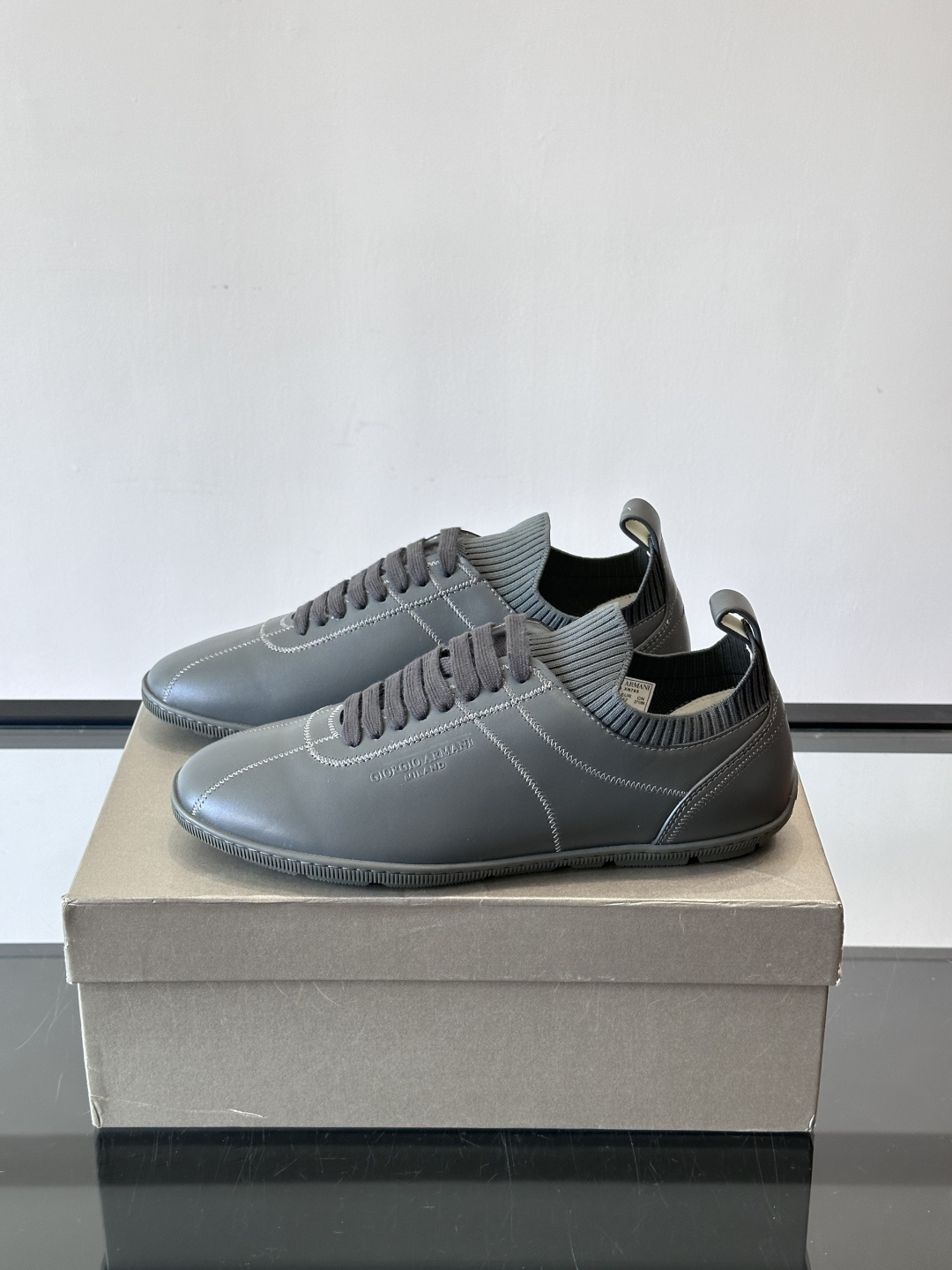 Giorgio Armani男士休闲运动鞋，选用优质牛皮＋针织拼接，简约优雅又实用。橡胶鞋底防滑耐磨，适