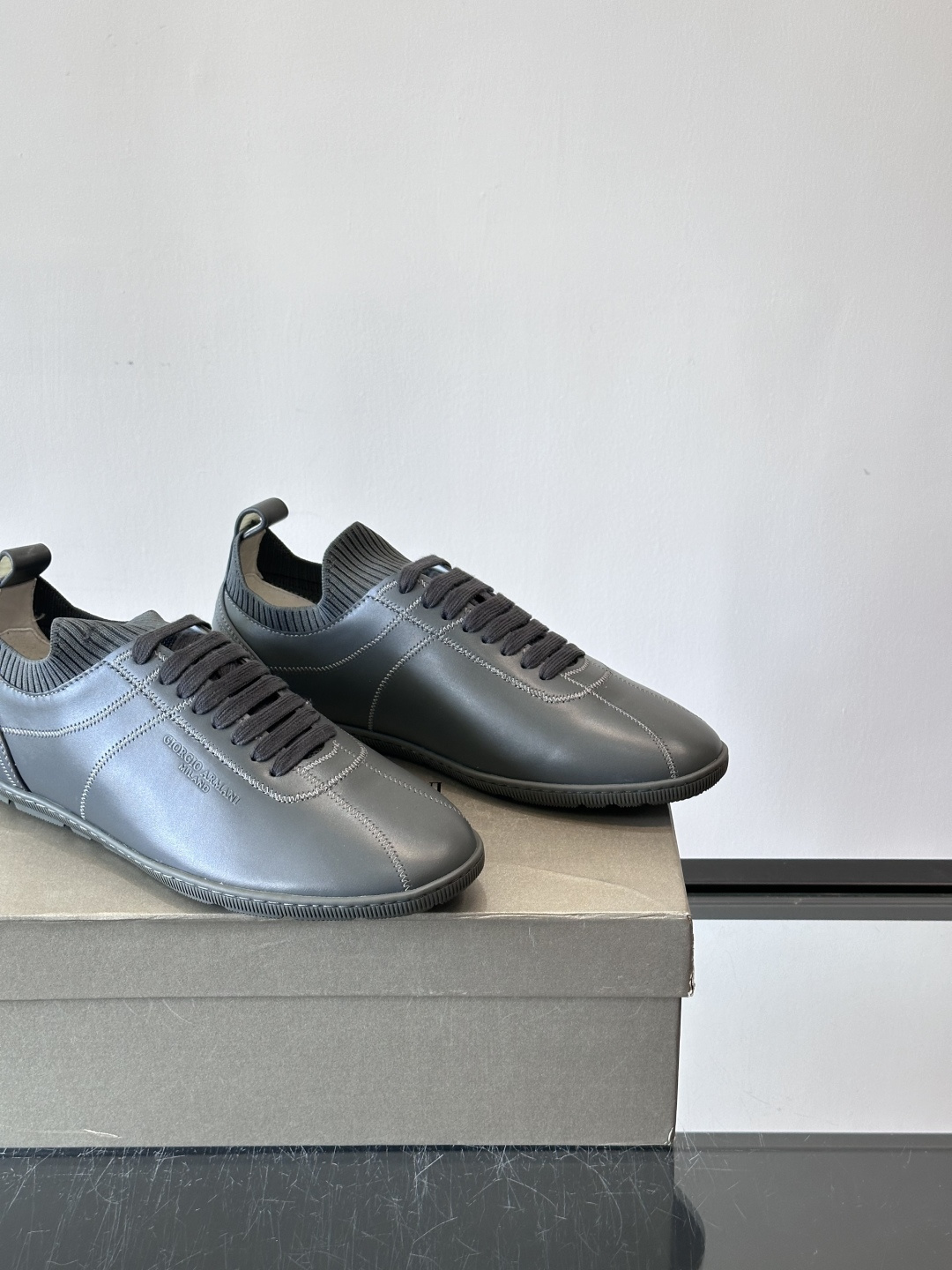 Giorgio Armani男士休闲运动鞋，选用优质牛皮＋针织拼接，简约优雅又实用。橡胶鞋底防滑耐磨，适