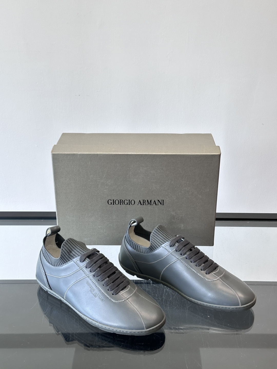 Giorgio Armani男士休闲运动鞋，选用优质牛皮＋针织拼接，简约优雅又实用。橡胶鞋底防滑耐磨，适