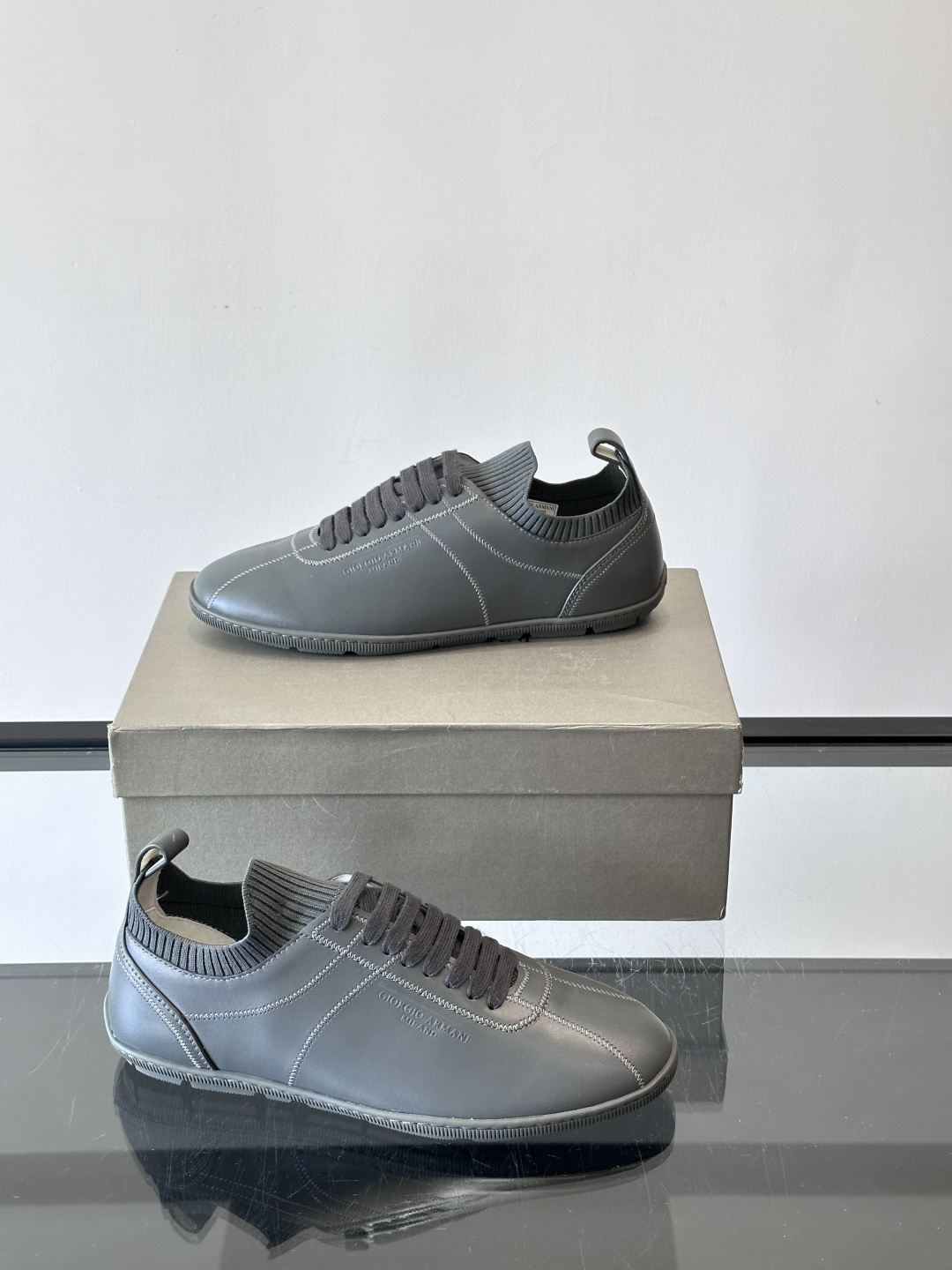 Giorgio Armani男士休闲运动鞋，选用优质牛皮＋针织拼接，简约优雅又实用。橡胶鞋底防滑耐磨，适