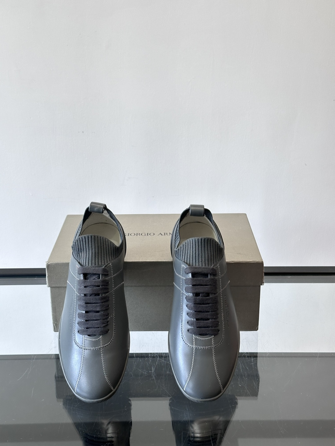 Giorgio Armani男士休闲运动鞋，选用优质牛皮＋针织拼接，简约优雅又实用。橡胶鞋底防滑耐磨，适