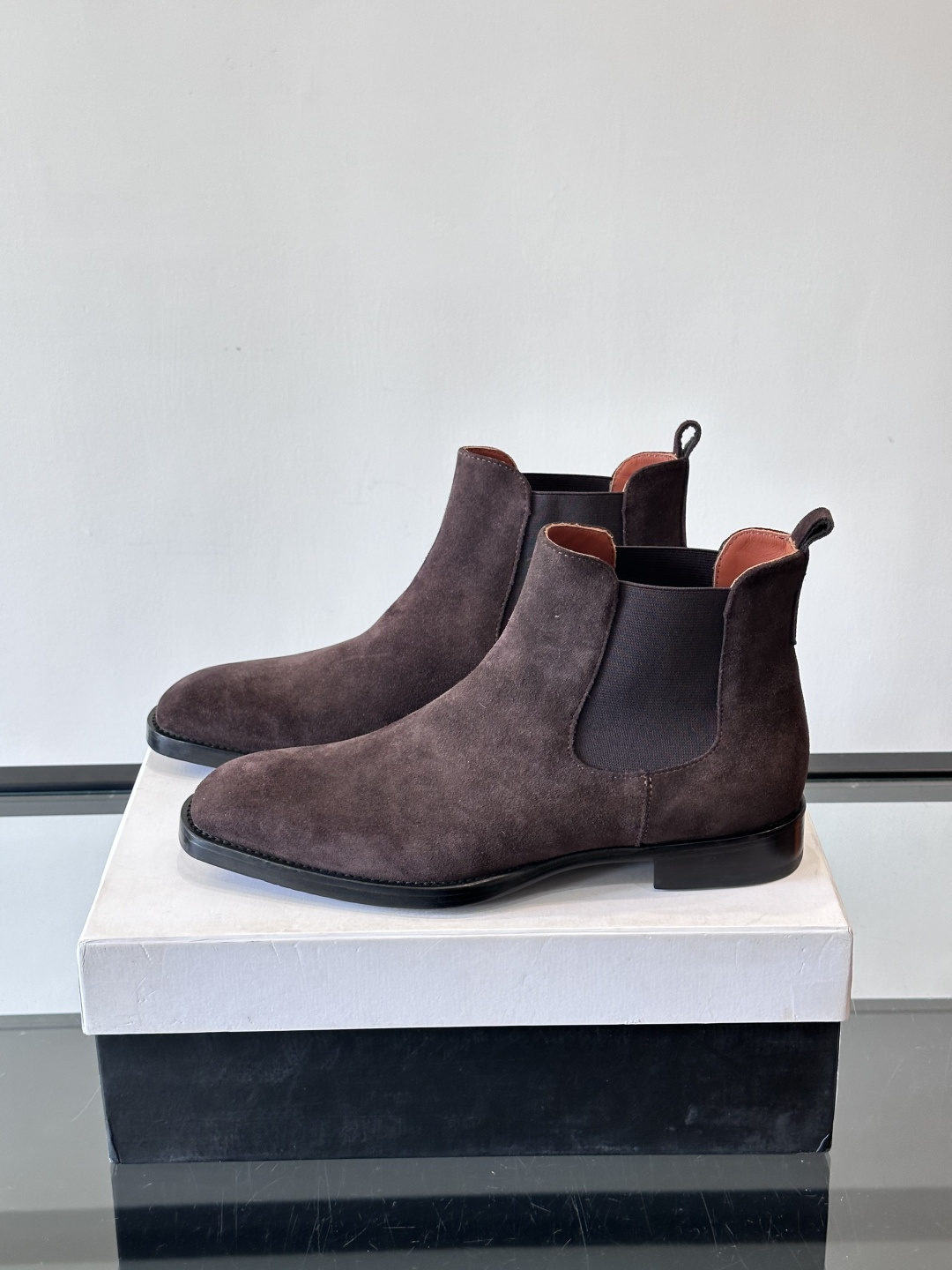 Berlut*反绒皮切尔西靴，经典圆头+侧边松紧带，穿脱超方便！鞋面柔软细腻，质感满分，搭配真皮鞋底，防