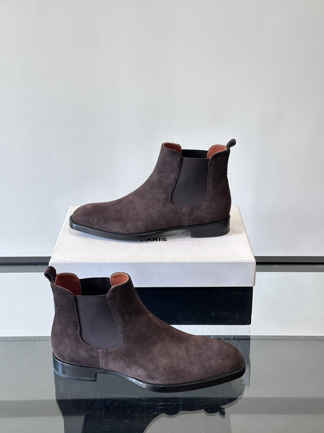 Berlut*反绒皮切尔西靴，经典圆头+侧边松紧带，穿脱超方便！鞋面柔软细腻，质感满分，搭配真皮鞋底，防