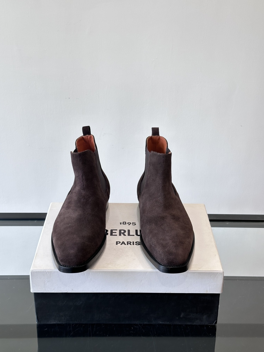 Berlut*反绒皮切尔西靴，经典圆头+侧边松紧带，穿脱超方便！鞋面柔软细腻，质感满分，搭配真皮鞋底，防