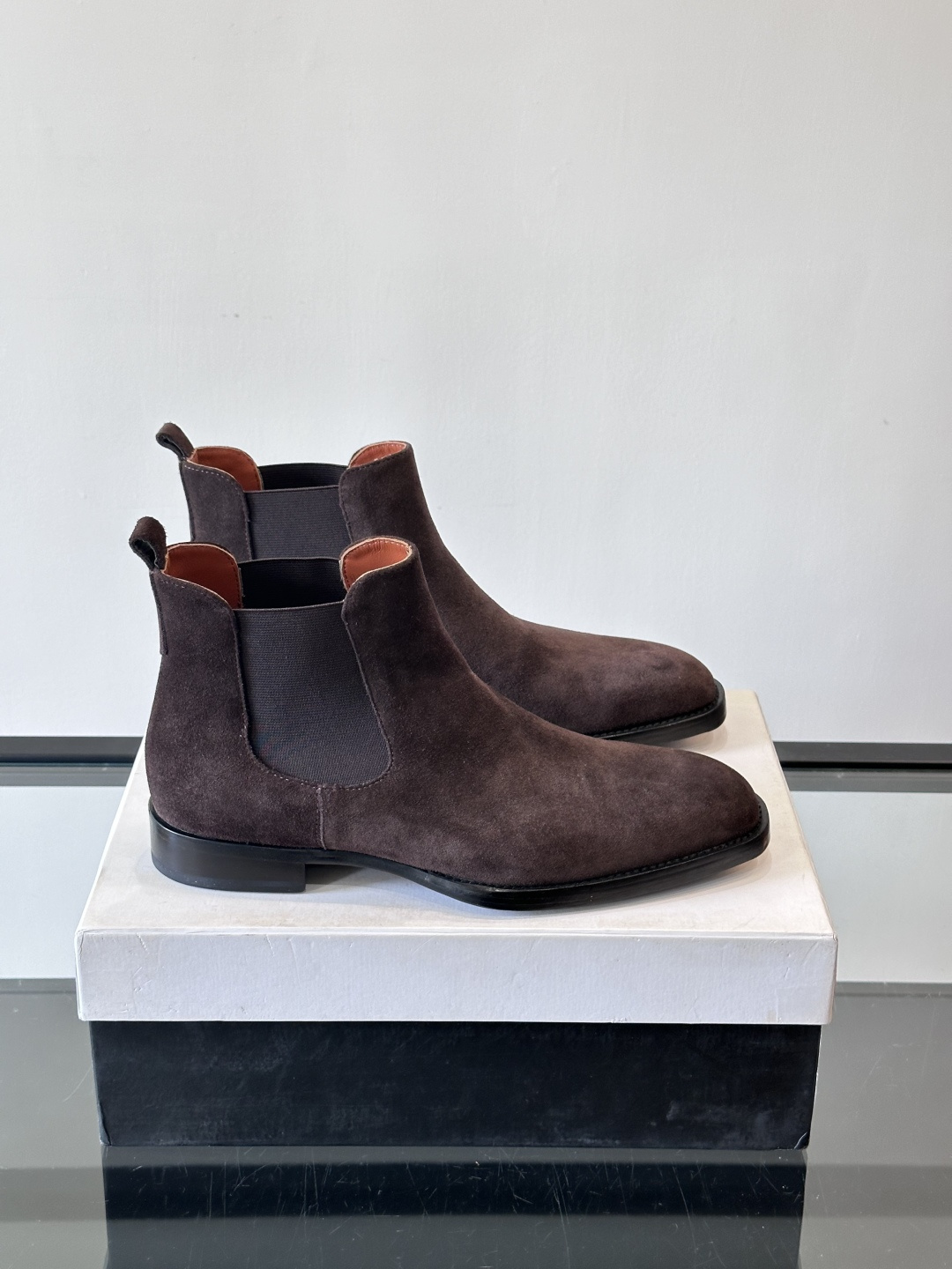 Berlut*反绒皮切尔西靴，经典圆头+侧边松紧带，穿脱超方便！鞋面柔软细腻，质感满分，搭配真皮鞋底，防