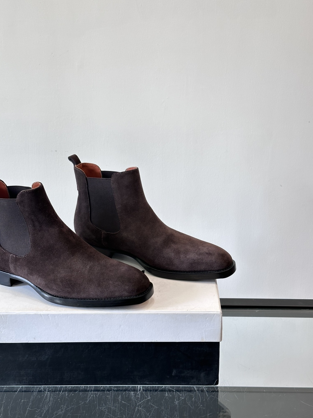 Berlut*反绒皮切尔西靴，经典圆头+侧边松紧带，穿脱超方便！鞋面柔软细腻，质感满分，搭配真皮鞋底，防