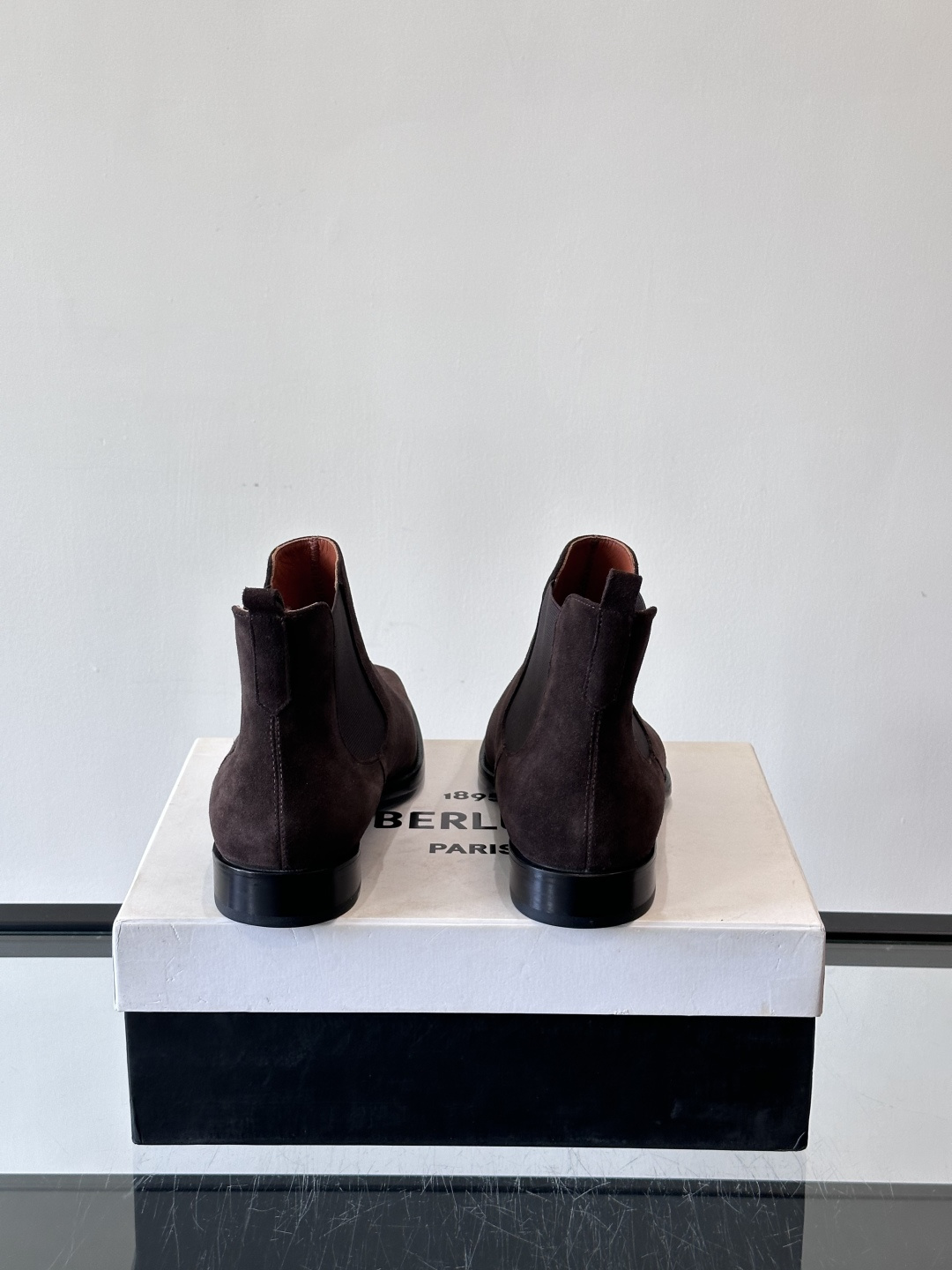 Berlut*反绒皮切尔西靴，经典圆头+侧边松紧带，穿脱超方便！鞋面柔软细腻，质感满分，搭配真皮鞋底，防