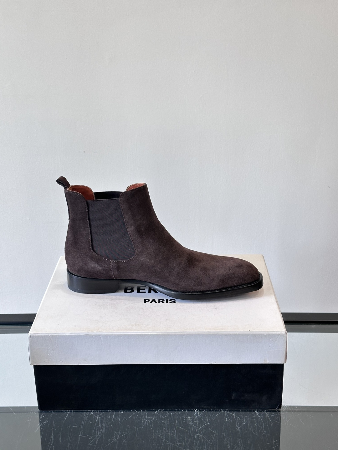 Berlut*反绒皮切尔西靴，经典圆头+侧边松紧带，穿脱超方便！鞋面柔软细腻，质感满分，搭配真皮鞋底，防