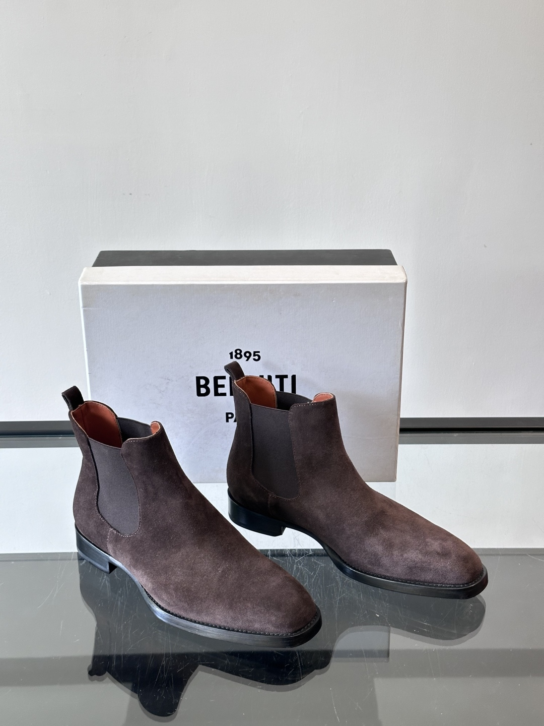 Berlut*反绒皮切尔西靴，经典圆头+侧边松紧带，穿脱超方便！鞋面柔软细腻，质感满分，搭配真皮鞋底，防