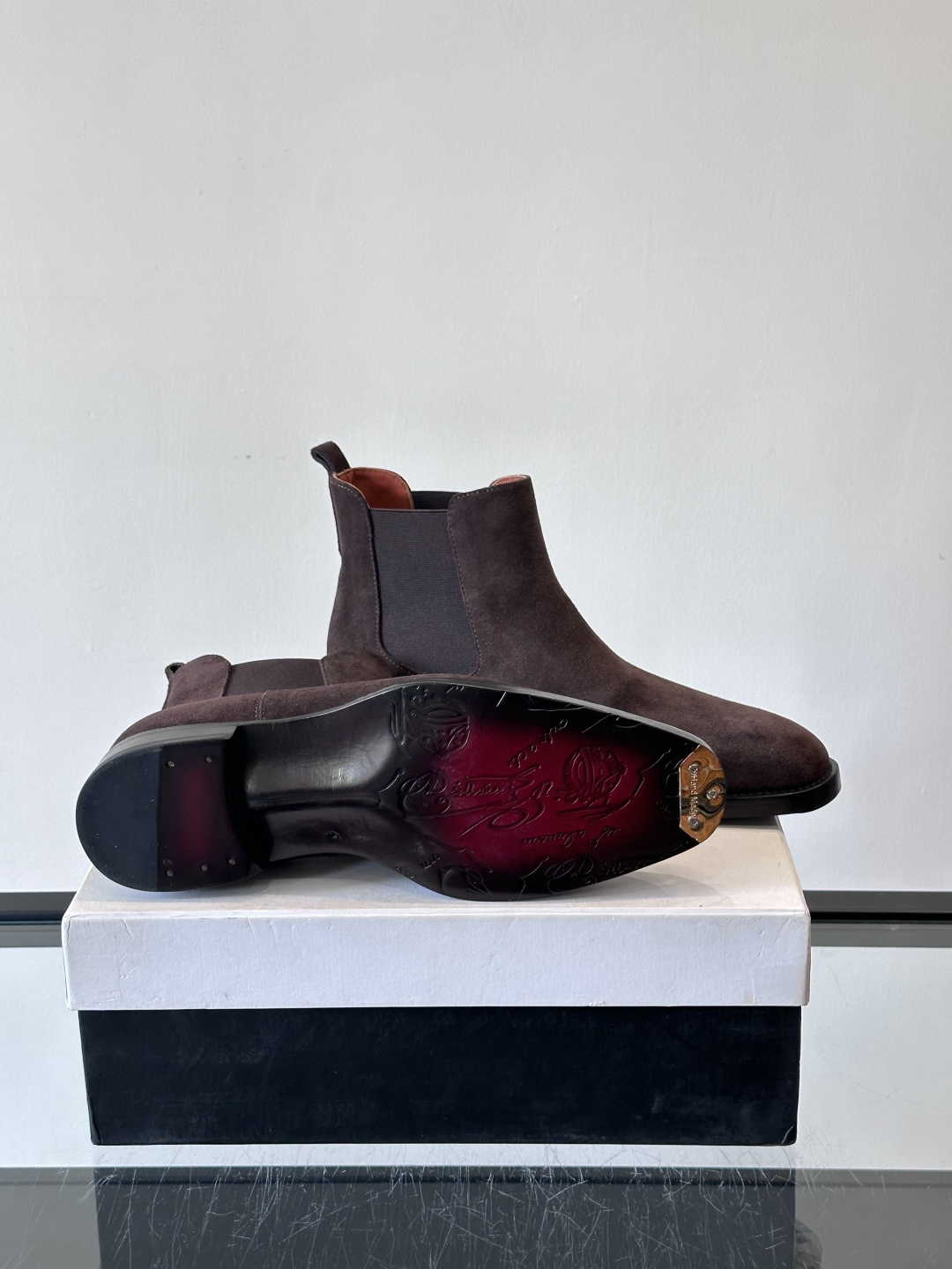 Berlut*反绒皮切尔西靴，经典圆头+侧边松紧带，穿脱超方便！鞋面柔软细腻，质感满分，搭配真皮鞋底，防