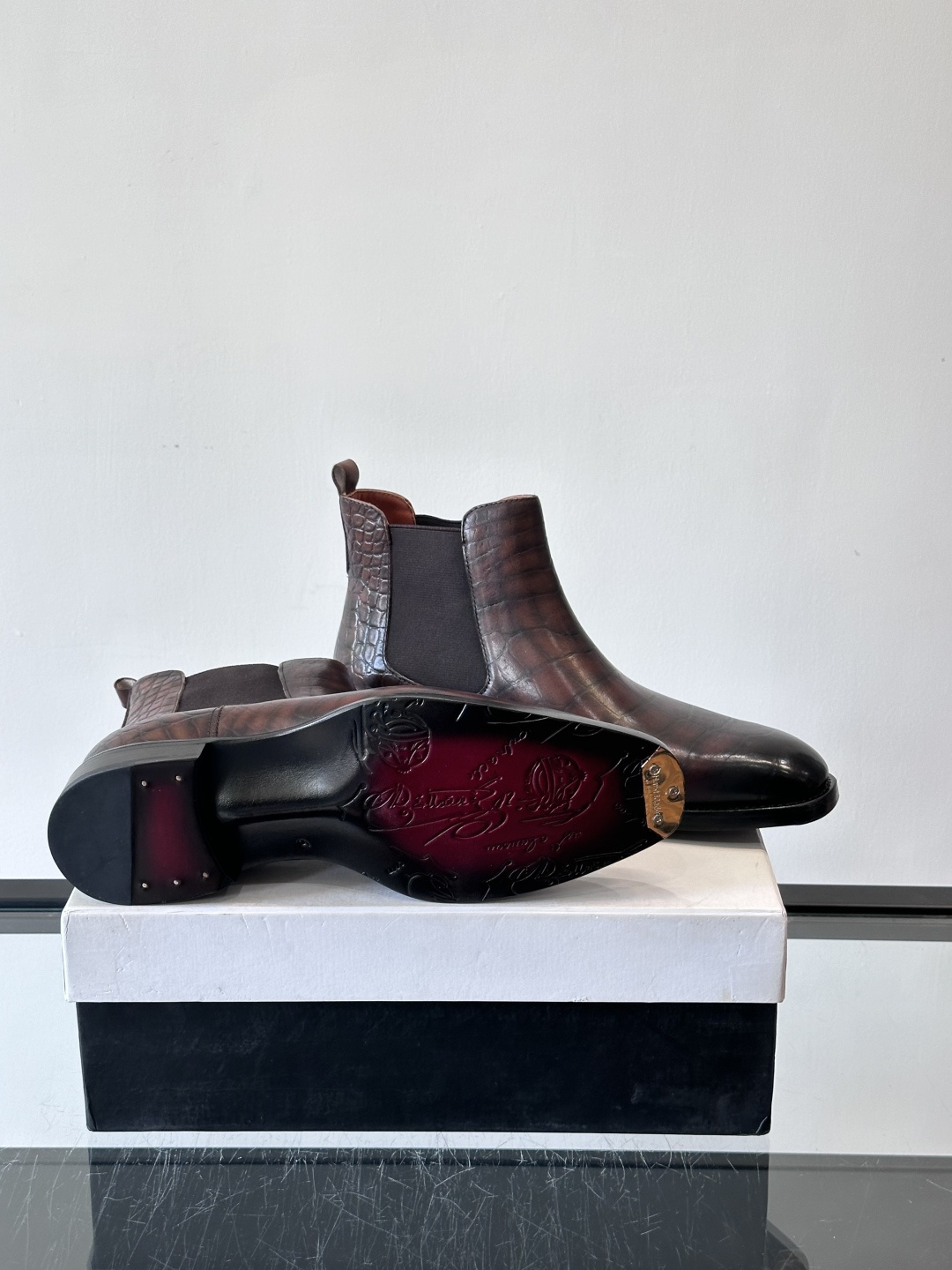 Berlut*布鲁提切尔西靴选用优质小牛皮，鞋面光泽自然，触感柔软，质感满分。经典设计修饰脚型，线条利落