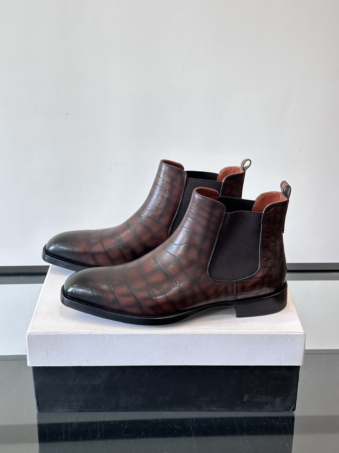 Berlut*布鲁提切尔西靴选用优质小牛皮，鞋面光泽自然，触感柔软，质感满分。经典设计修饰脚型，线条利落