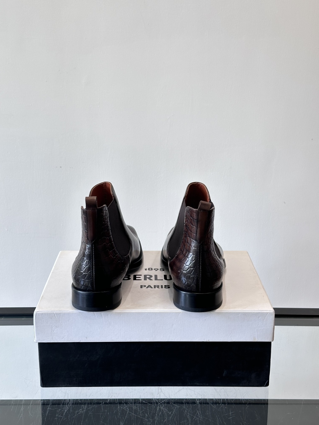 Berlut*布鲁提切尔西靴选用优质小牛皮，鞋面光泽自然，触感柔软，质感满分。经典设计修饰脚型，线条利落