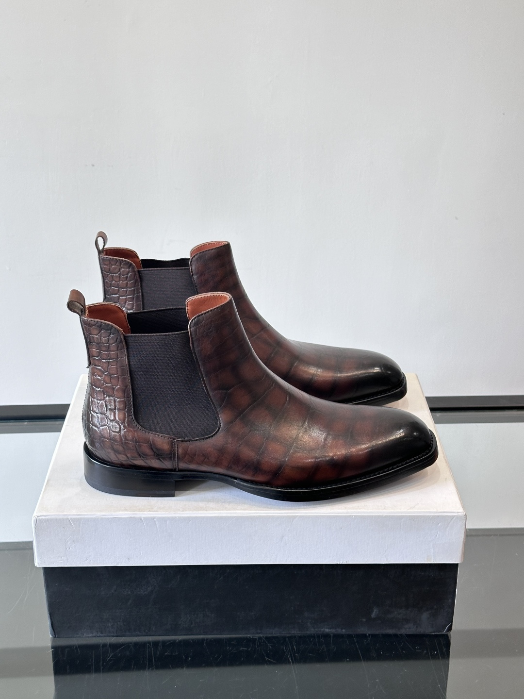 Berlut*布鲁提切尔西靴选用优质小牛皮，鞋面光泽自然，触感柔软，质感满分。经典设计修饰脚型，线条利落