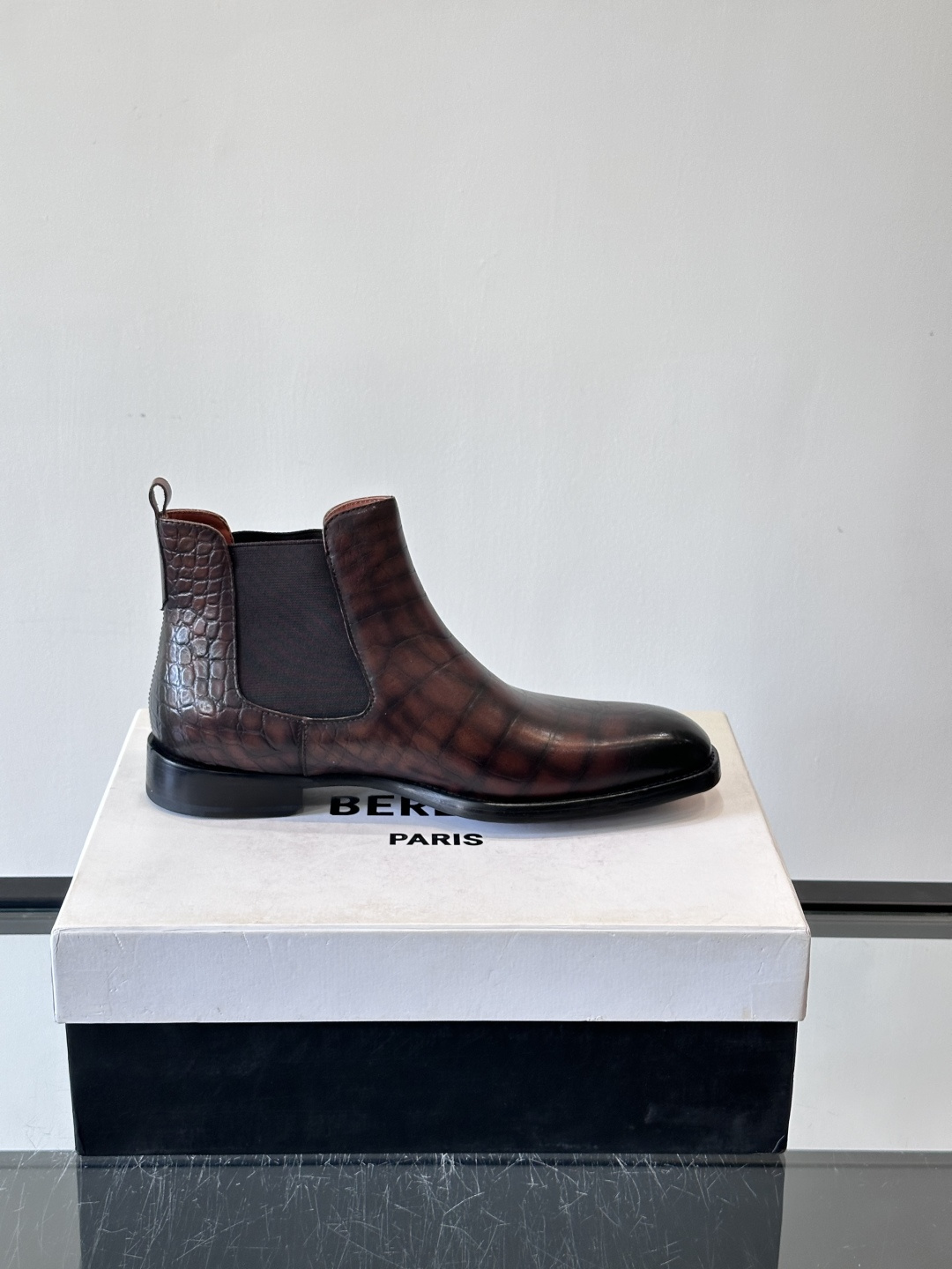 Berlut*布鲁提切尔西靴选用优质小牛皮，鞋面光泽自然，触感柔软，质感满分。经典设计修饰脚型，线条利落