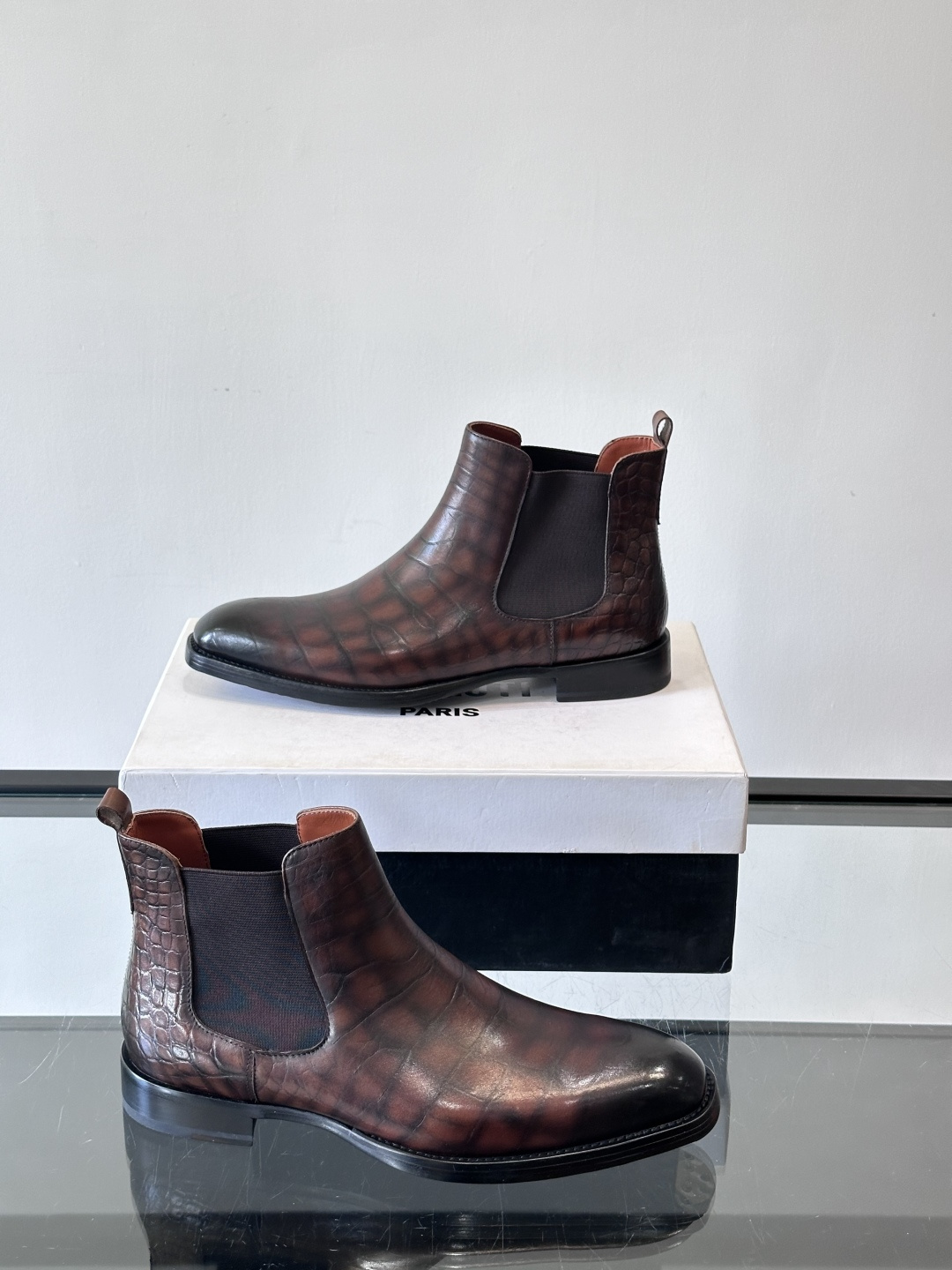 Berlut*布鲁提切尔西靴选用优质小牛皮，鞋面光泽自然，触感柔软，质感满分。经典设计修饰脚型，线条利落