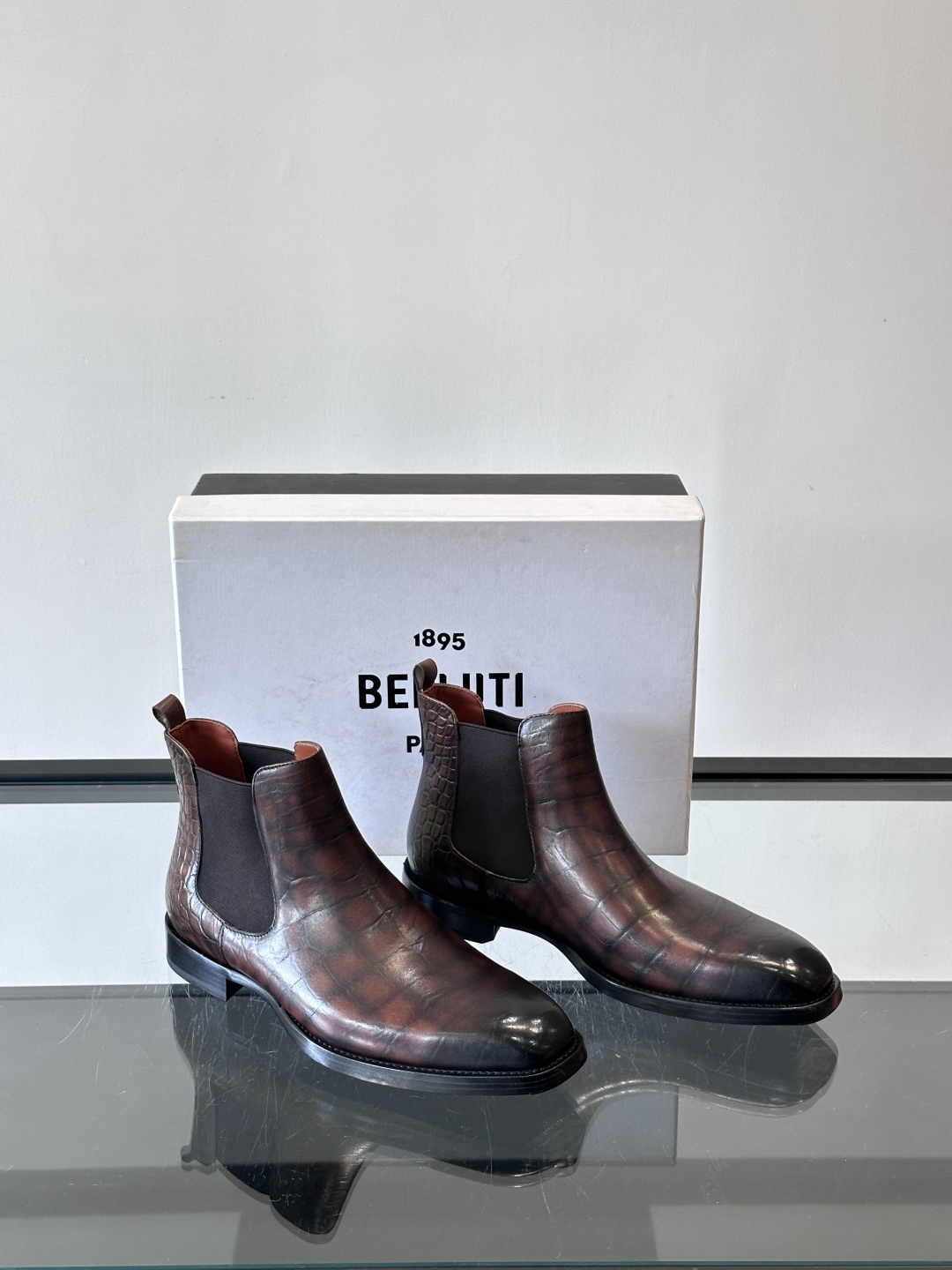 Berlut*布鲁提切尔西靴选用优质小牛皮，鞋面光泽自然，触感柔软，质感满分。经典设计修饰脚型，线条利落