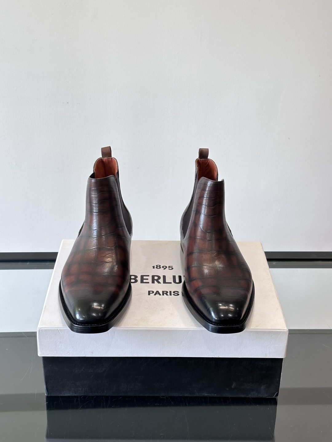 Berlut*布鲁提切尔西靴选用优质小牛皮，鞋面光泽自然，触感柔软，质感满分。经典设计修饰脚型，线条利落