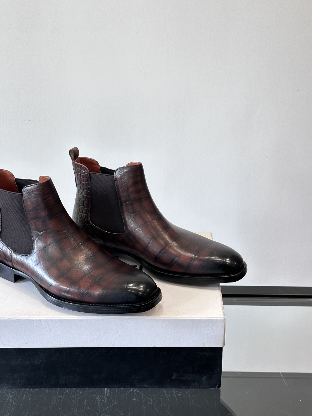 Berlut*布鲁提切尔西靴选用优质小牛皮，鞋面光泽自然，触感柔软，质感满分。经典设计修饰脚型，线条利落