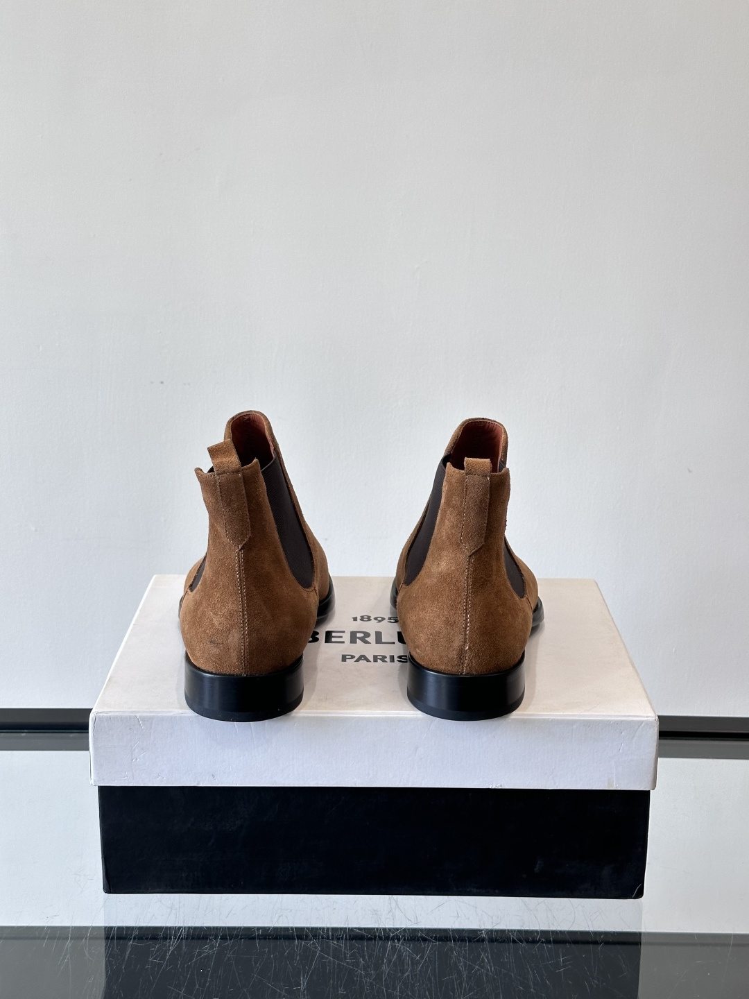 Berlut*反绒皮切尔西靴，经典圆头+侧边松紧带，穿脱超方便！鞋面柔软细腻，质感满分，搭配真皮鞋底，防