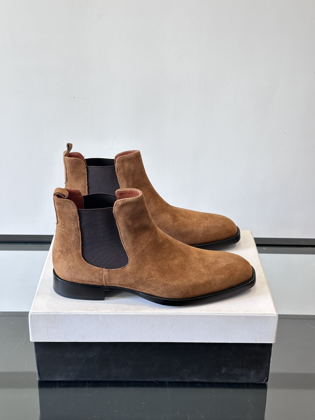 Berlut*反绒皮切尔西靴，经典圆头+侧边松紧带，穿脱超方便！鞋面柔软细腻，质感满分，搭配真皮鞋底，防