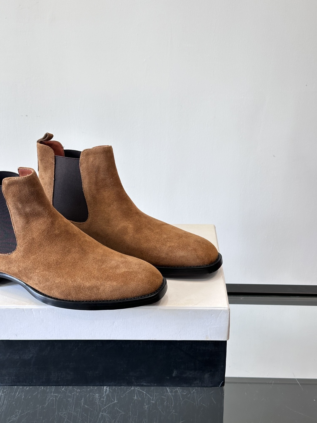 Berlut*反绒皮切尔西靴，经典圆头+侧边松紧带，穿脱超方便！鞋面柔软细腻，质感满分，搭配真皮鞋底，防