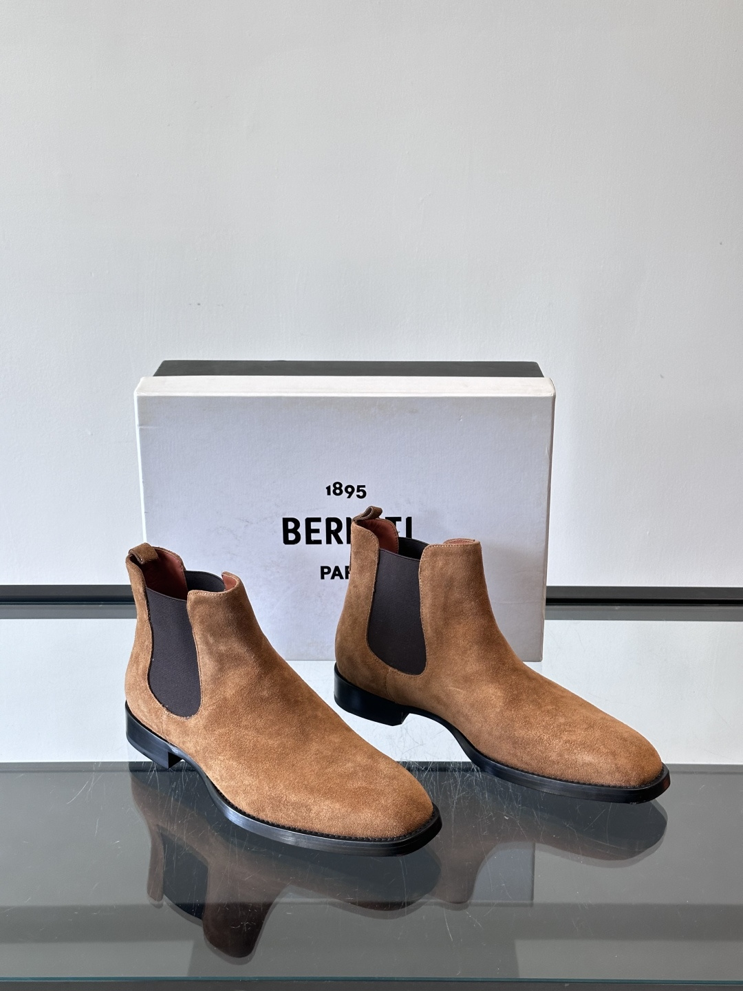 Berlut*反绒皮切尔西靴，经典圆头+侧边松紧带，穿脱超方便！鞋面柔软细腻，质感满分，搭配真皮鞋底，防