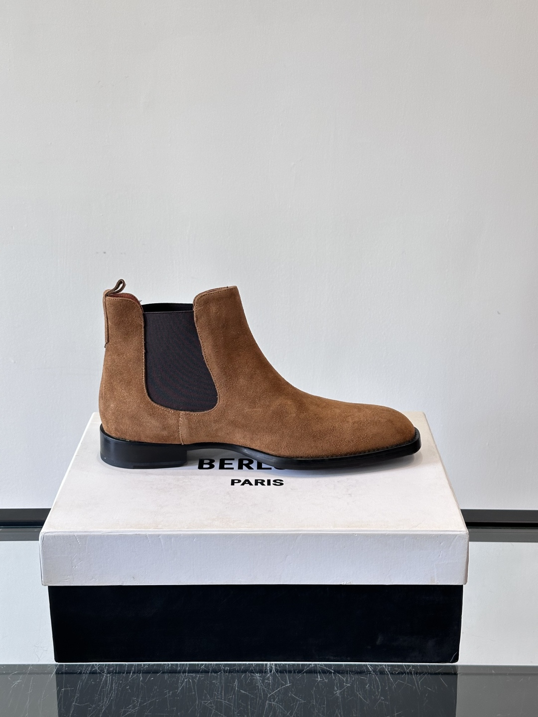 Berlut*反绒皮切尔西靴，经典圆头+侧边松紧带，穿脱超方便！鞋面柔软细腻，质感满分，搭配真皮鞋底，防