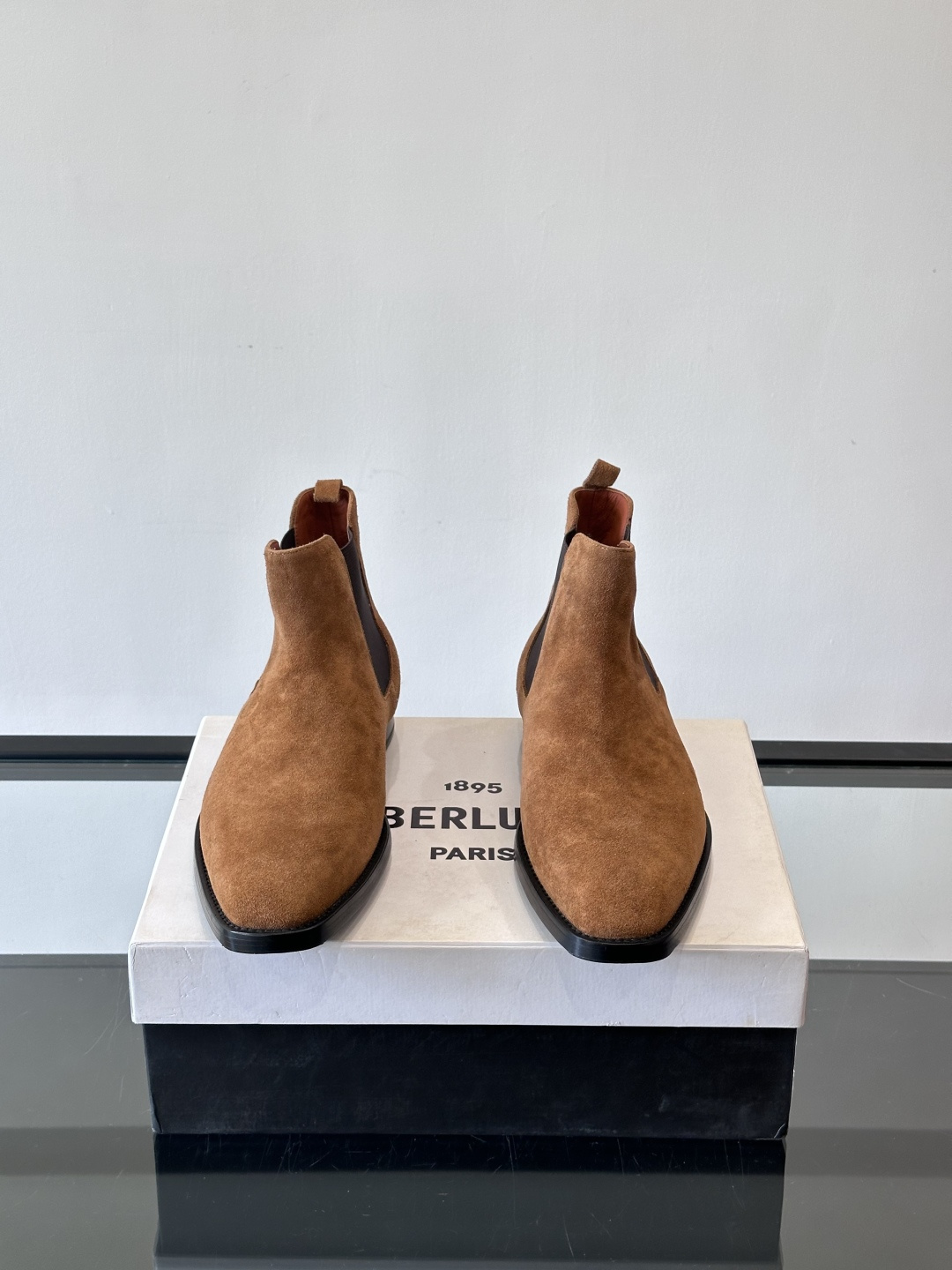 Berlut*反绒皮切尔西靴，经典圆头+侧边松紧带，穿脱超方便！鞋面柔软细腻，质感满分，搭配真皮鞋底，防