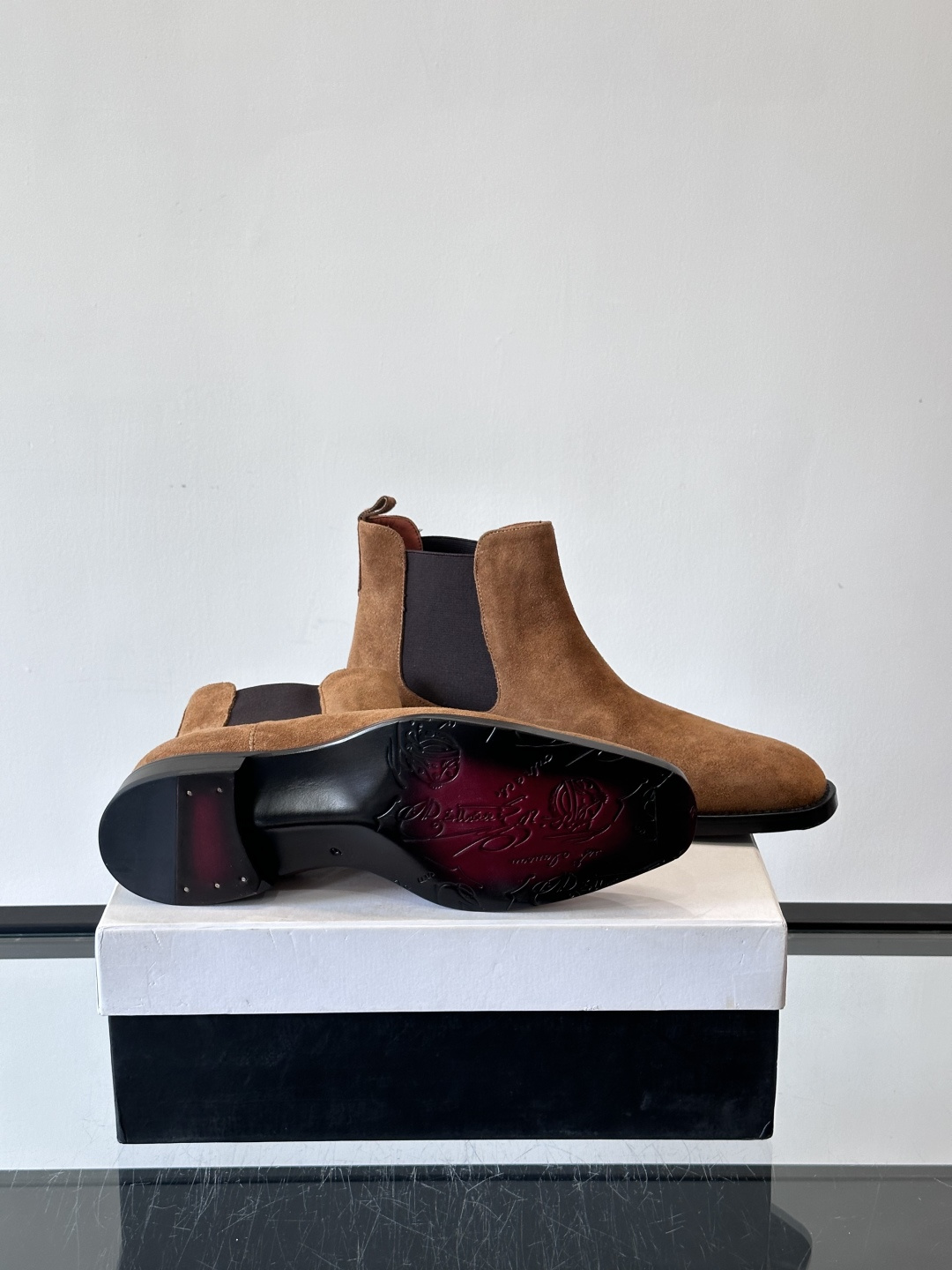 Berlut*反绒皮切尔西靴，经典圆头+侧边松紧带，穿脱超方便！鞋面柔软细腻，质感满分，搭配真皮鞋底，防