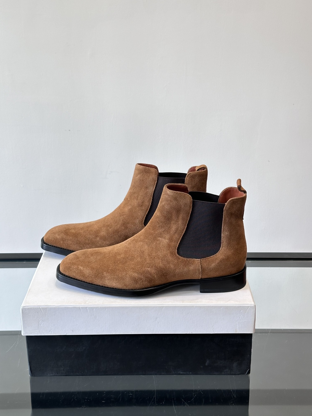 Berlut*反绒皮切尔西靴，经典圆头+侧边松紧带，穿脱超方便！鞋面柔软细腻，质感满分，搭配真皮鞋底，防