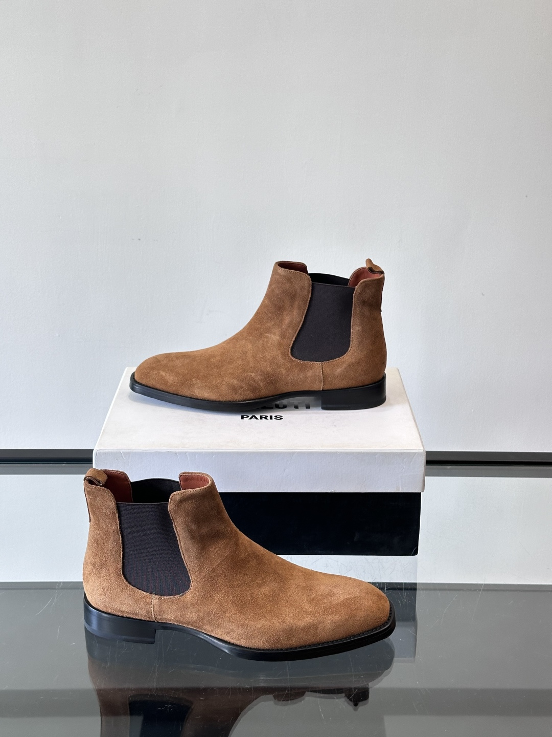 Berlut*反绒皮切尔西靴，经典圆头+侧边松紧带，穿脱超方便！鞋面柔软细腻，质感满分，搭配真皮鞋底，防