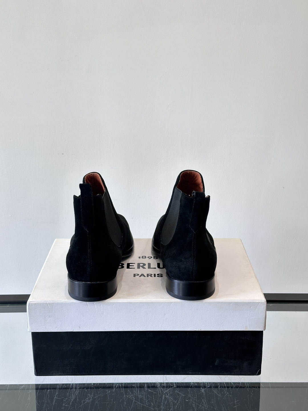 Berlut*反绒皮切尔西靴，经典圆头+侧边松紧带，穿脱超方便！鞋面柔软细腻，质感满分，搭配真皮鞋底，防