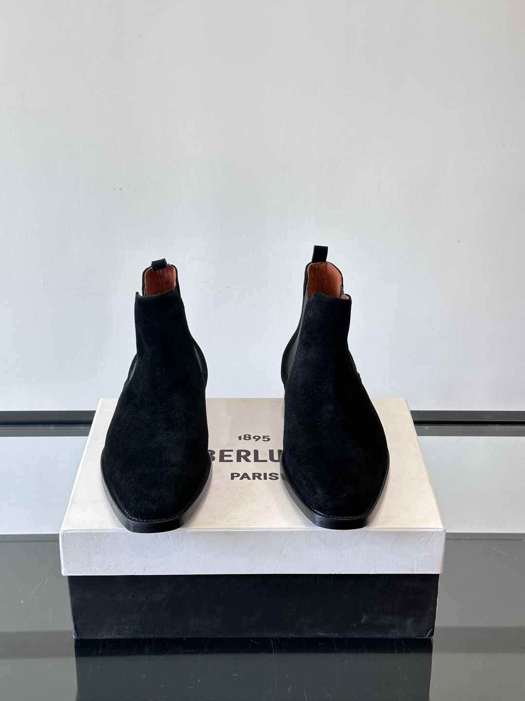 Berlut*反绒皮切尔西靴，经典圆头+侧边松紧带，穿脱超方便！鞋面柔软细腻，质感满分，搭配真皮鞋底，防