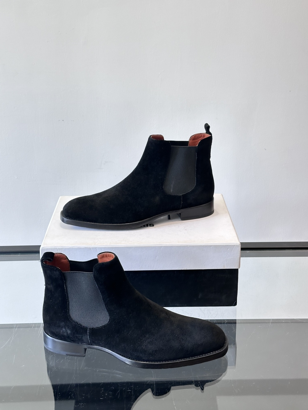 Berlut*反绒皮切尔西靴，经典圆头+侧边松紧带，穿脱超方便！鞋面柔软细腻，质感满分，搭配真皮鞋底，防