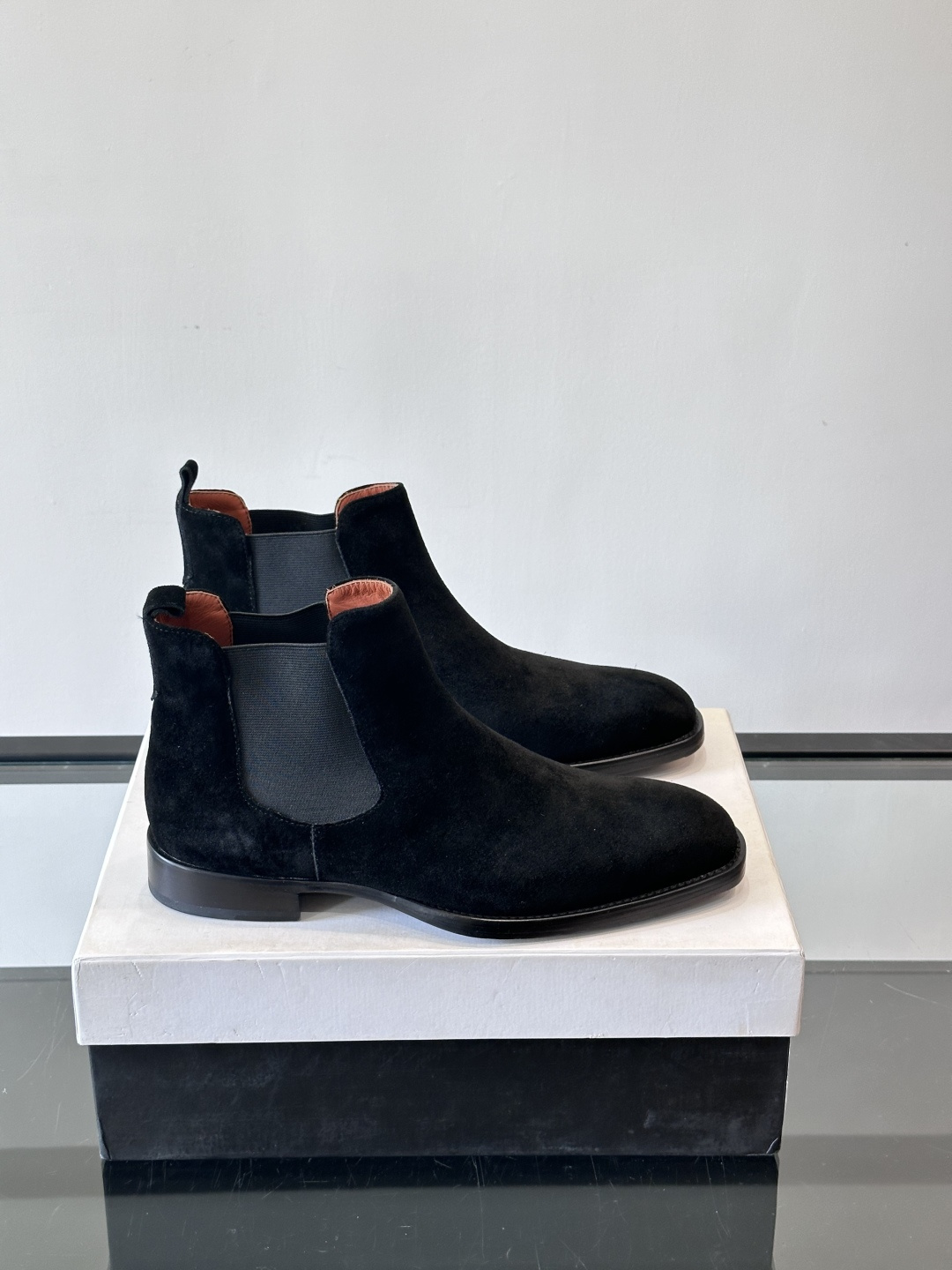 NO:587113,Berlut* suede leather Chelsea boots, classic round toe + side elastic band, super easy to put on and take off!  The upper is soft and delicate, with perfect texture, and is matched with genuine leather soles, which are non-slip and comfortable. The low-top design modifies the leg shape, and can be easily used for commuting and leisure in autumn and winter. It is versatile for both jeans and suit trousers. ~ A must-have for autumn and winter, practical and fashionable, size37-46 (customized at 37.38.45.46), Berluti, boots, jeans, suitbusiness suit19860909Berlut*反绒皮切尔西靴,经典圆头+侧边松紧带,穿脱超方便！鞋面柔软细腻,质感满分,搭配真皮鞋底,防滑又舒适.低帮设计修饰腿型,秋冬通勤休闲都能轻松驾驭,无论牛仔裤还是西装裤都很百搭.～秋冬穿搭必备,实用又时髦 ,size37-46（37.38.45.46定做）,Berluti 布鲁提,boots,jeans,business suit,Men's shoes