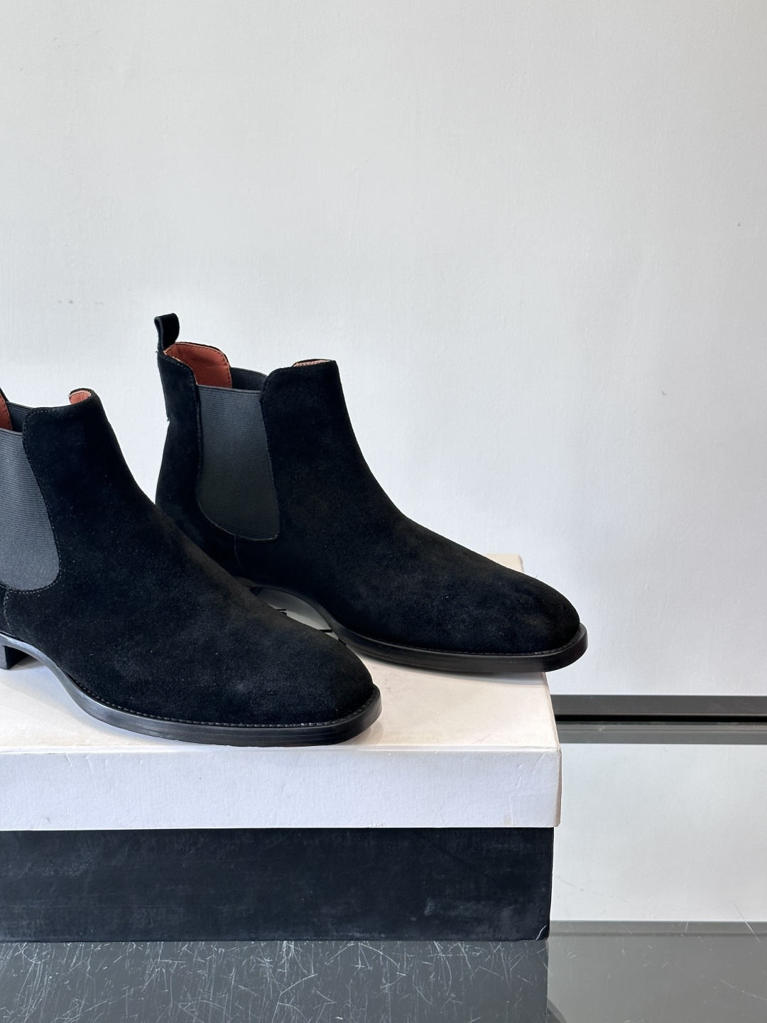 Berlut*反绒皮切尔西靴，经典圆头+侧边松紧带，穿脱超方便！鞋面柔软细腻，质感满分，搭配真皮鞋底，防