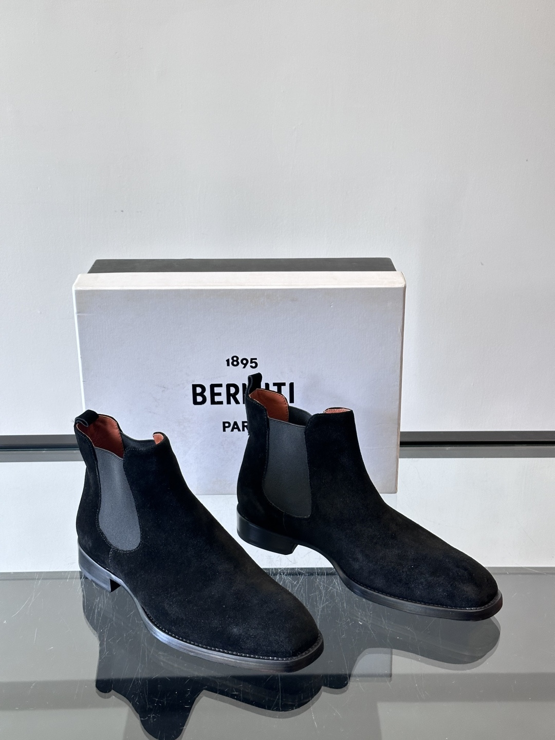 Berlut*反绒皮切尔西靴，经典圆头+侧边松紧带，穿脱超方便！鞋面柔软细腻，质感满分，搭配真皮鞋底，防