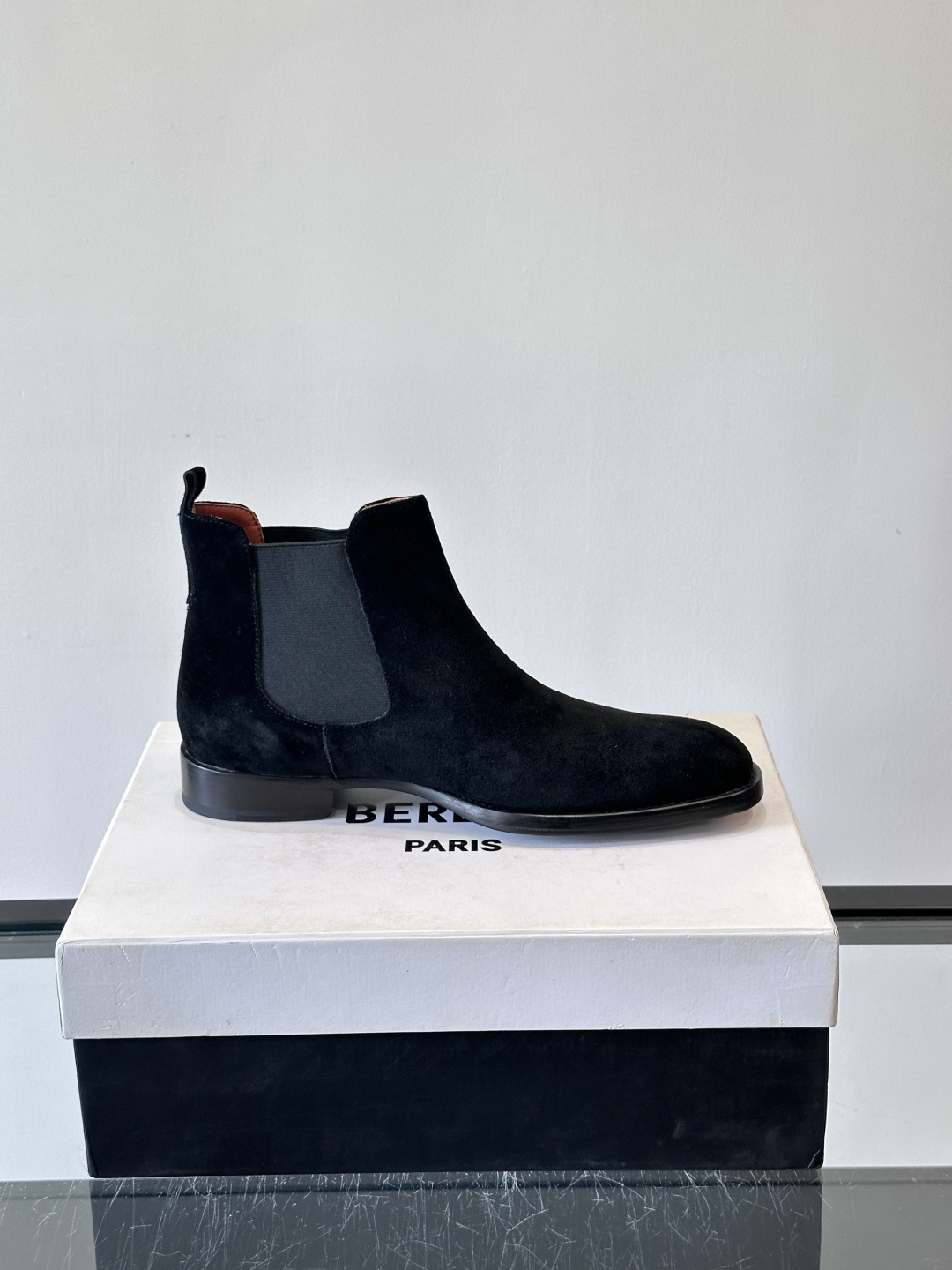 Berlut*反绒皮切尔西靴，经典圆头+侧边松紧带，穿脱超方便！鞋面柔软细腻，质感满分，搭配真皮鞋底，防