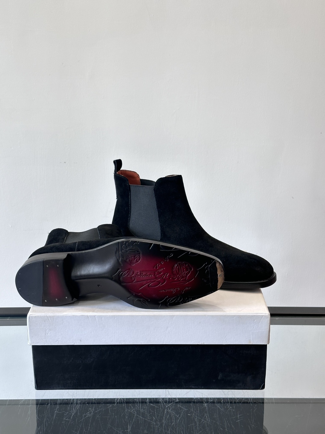 Berlut*反绒皮切尔西靴，经典圆头+侧边松紧带，穿脱超方便！鞋面柔软细腻，质感满分，搭配真皮鞋底，防