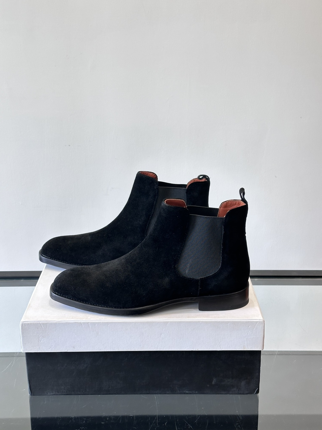 Berlut*反绒皮切尔西靴，经典圆头+侧边松紧带，穿脱超方便！鞋面柔软细腻，质感满分，搭配真皮鞋底，防