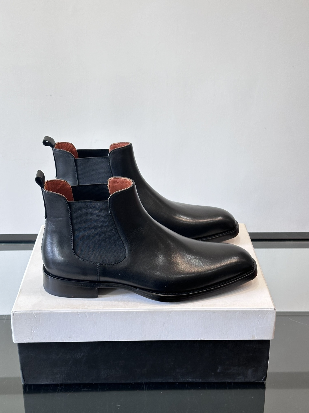 Berlut*布鲁提双复古擦色切尔西靴选用头层小牛皮，手工Patina擦色工艺，深棕+金属光泽超有质感。