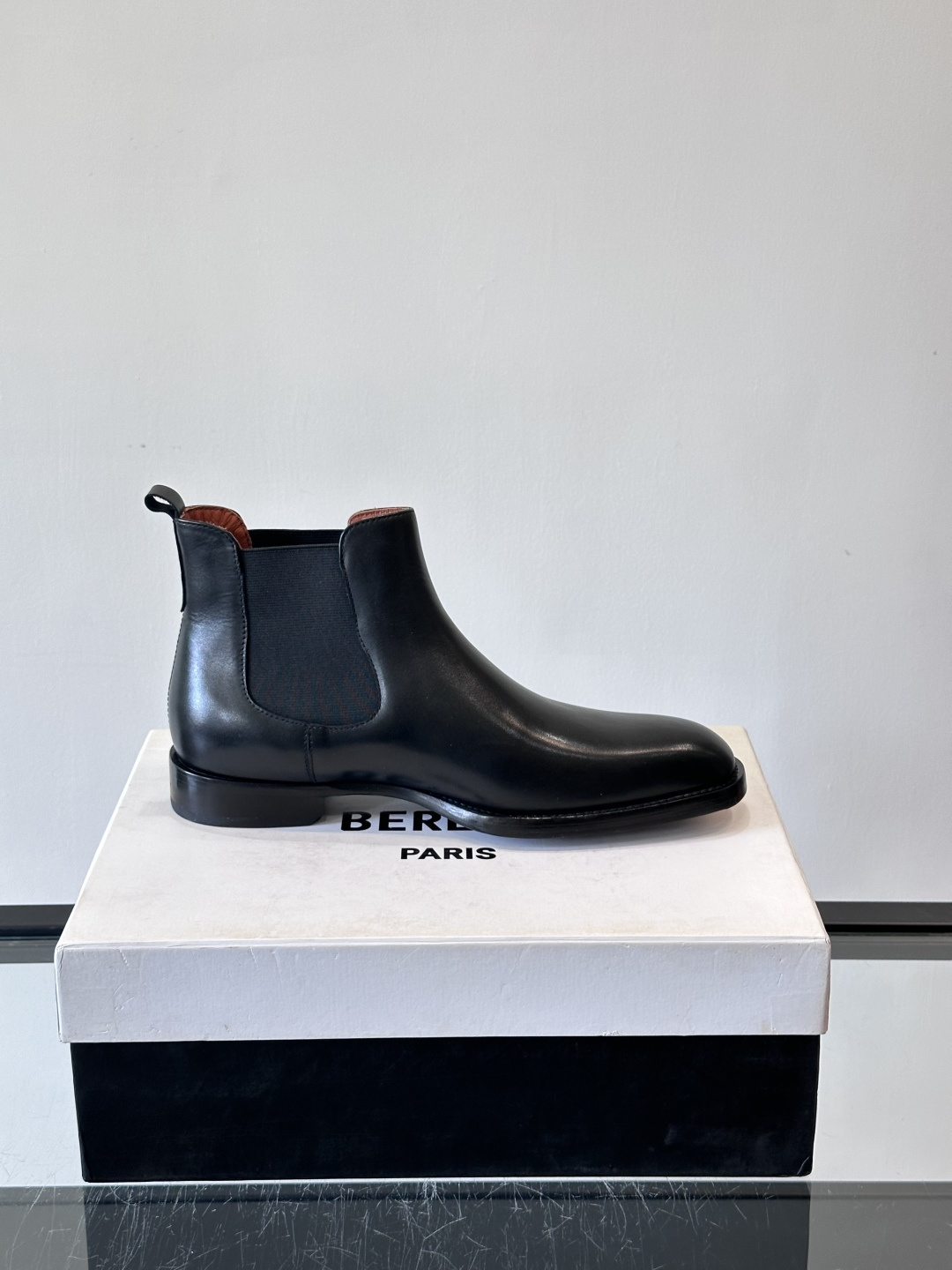 Berlut*布鲁提双复古擦色切尔西靴选用头层小牛皮，手工Patina擦色工艺，深棕+金属光泽超有质感。