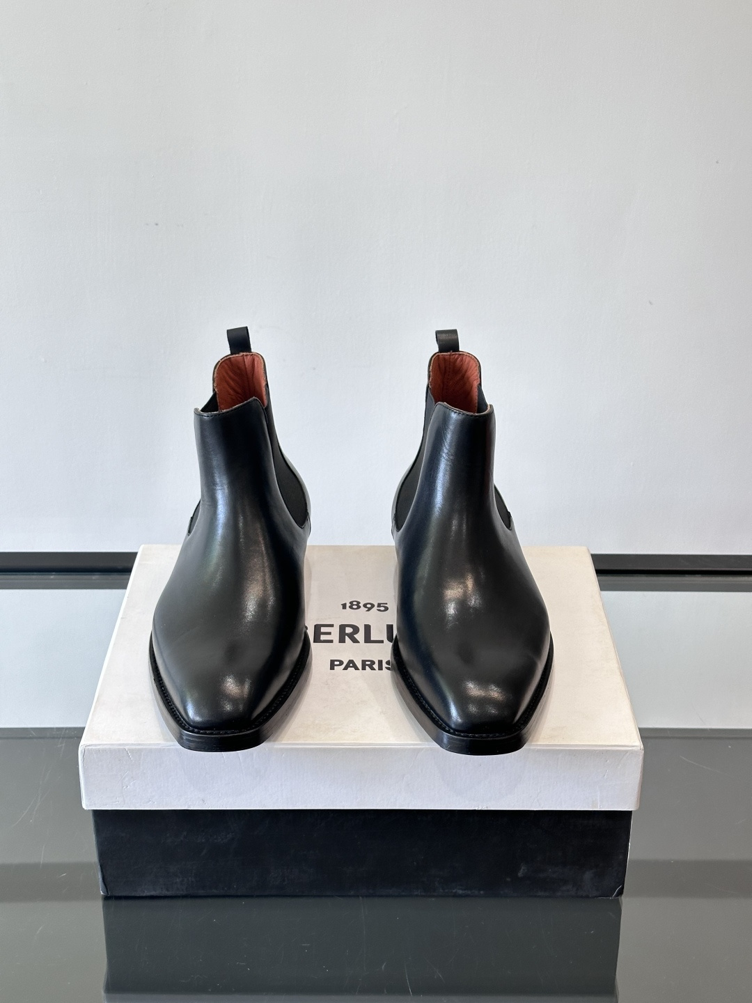 Berlut*布鲁提双复古擦色切尔西靴选用头层小牛皮，手工Patina擦色工艺，深棕+金属光泽超有质感。