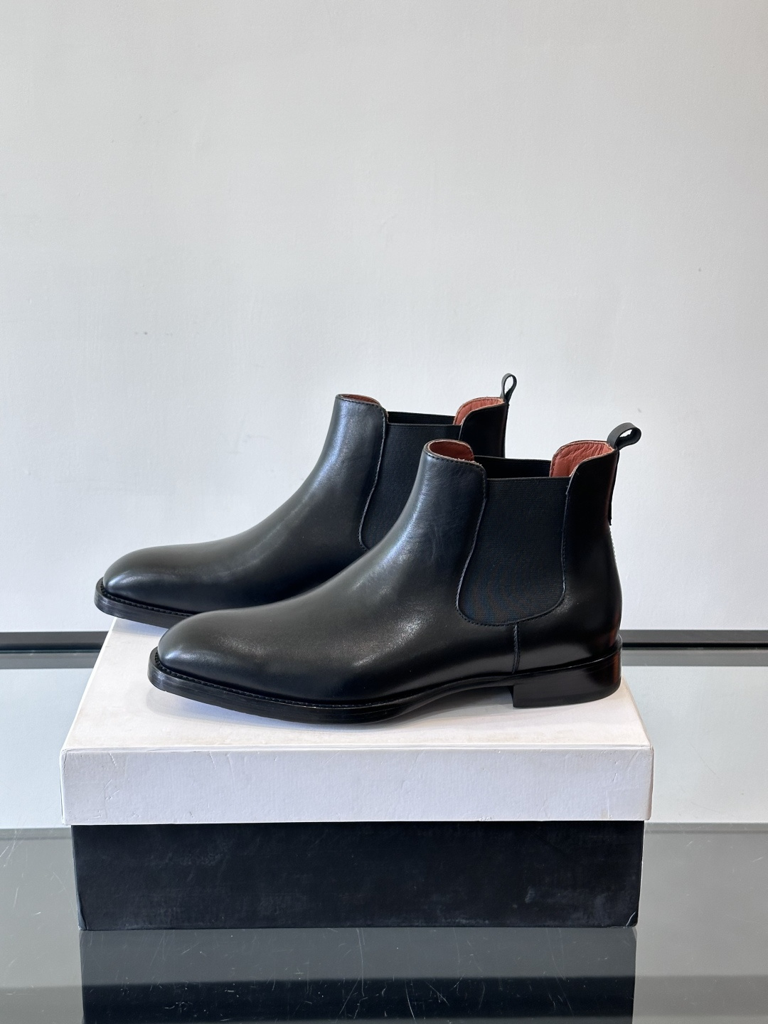 Berlut*布鲁提双复古擦色切尔西靴选用头层小牛皮，手工Patina擦色工艺，深棕+金属光泽超有质感。