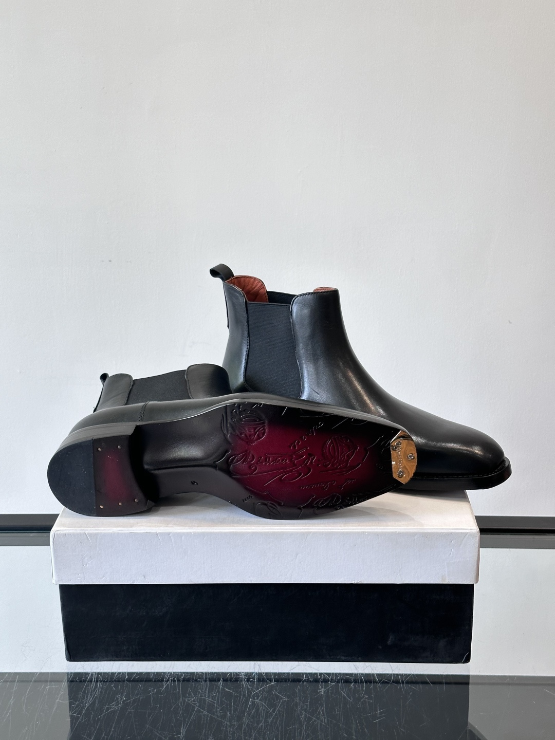 Berlut*布鲁提双复古擦色切尔西靴选用头层小牛皮，手工Patina擦色工艺，深棕+金属光泽超有质感。